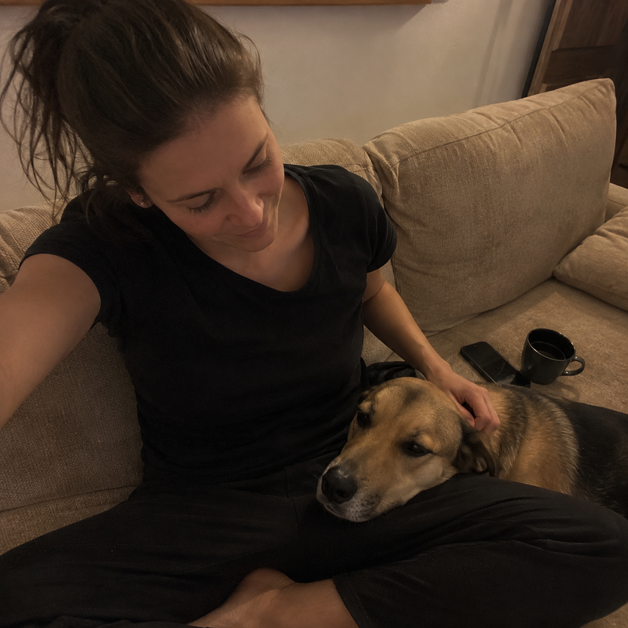 Kundin mit Hund auf dem Sofa (Verified reviewer)