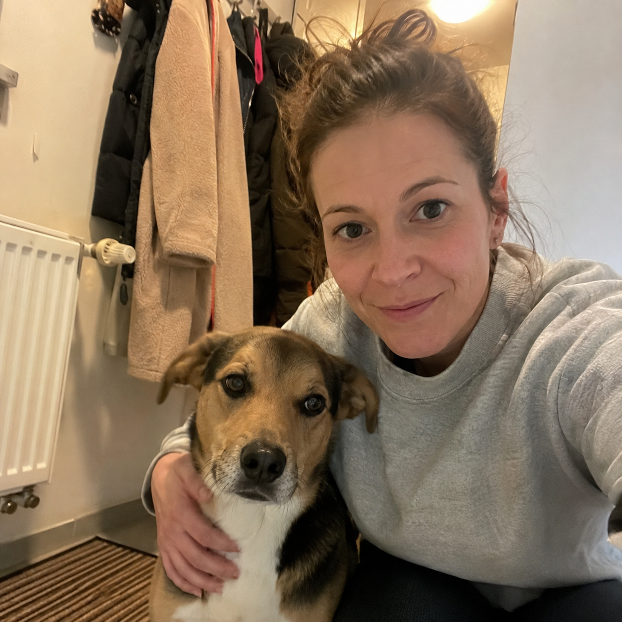 Kundin mit Hund im Flur (Verified reviewer)